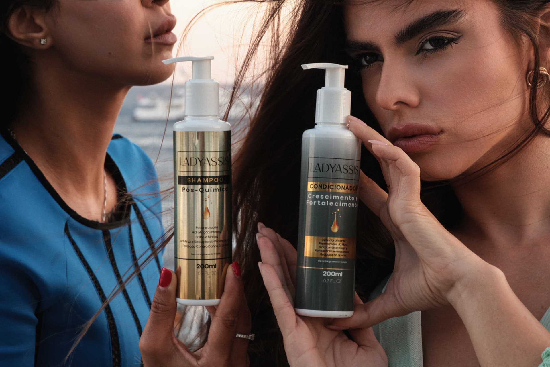 Duas modelos com shampoo e condicionador LadyAssis