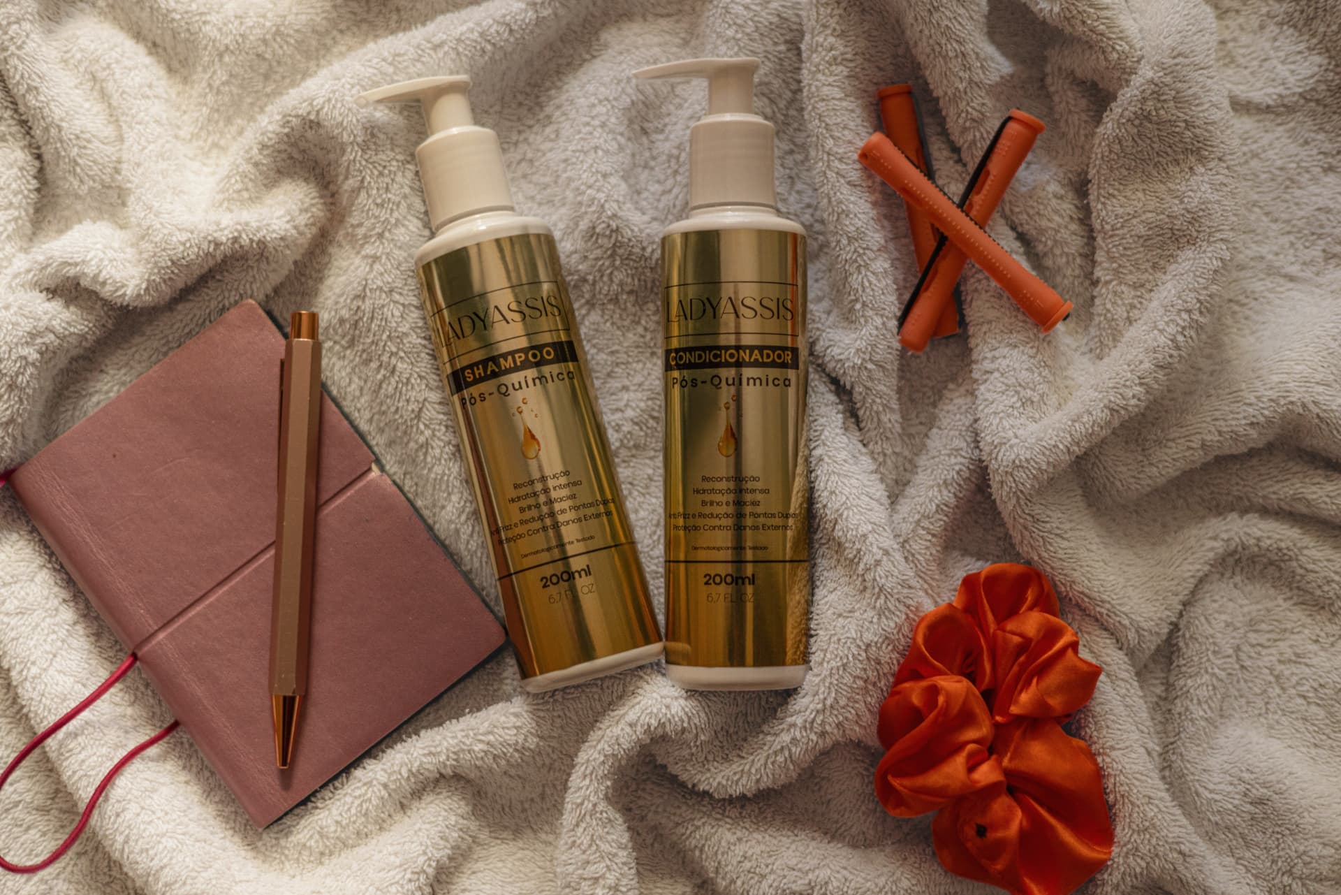 Modelo com shampoo e condicionador Pós-Química LadyAssis