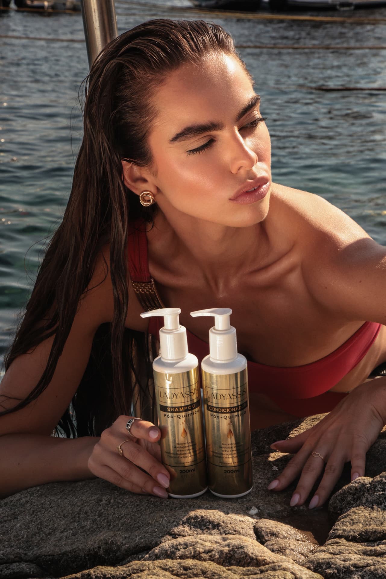 Modelo com shampoo e condicionador Pós-Química LadyAssis